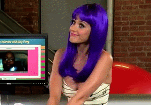 Signification des couleurs : le violet : gif happy purple hair de Katy perry