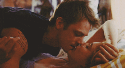  miłość para urocza całowanie łóżko GIF
