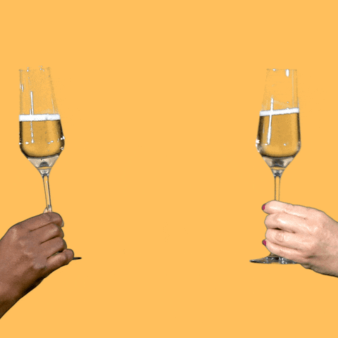 Dvě ruce, připíjející si šampaňským na žlutém pozadí.