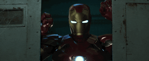 Iron Man doet met een zelfverzekerde lichaamstaal een ijzeren deur open voor een dramatische entree.