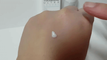 riihpuniao face skin la roche-posay skin care products GIF