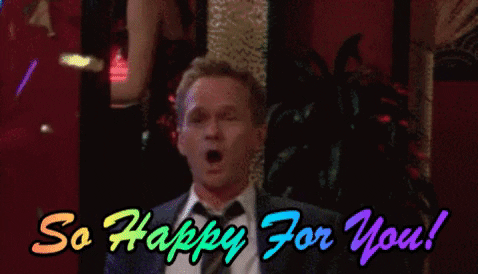Radující se, tleskající, muž, na nějž padají konfety s barevným nápisem "So happy for you!" v gifu.