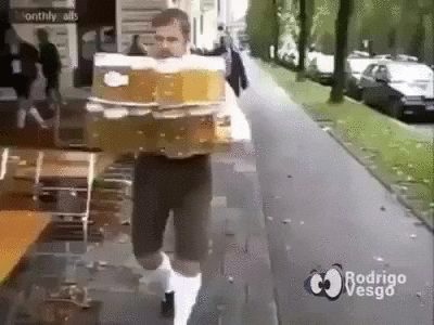 Muž v bavorském outfitu nesoucí dva tácy s tuplovanými pivy v gifu.