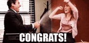 Gif s mužem stříkajícím šampus na jásající ženu v kanceláři a objevujícím se nápisem "Congrats!". 