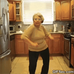 Gif k svátku s tancujícími seniorkami v kuchyni. 