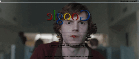 Gif do ator Evan Peters fazendo uma pesquisa no Google.