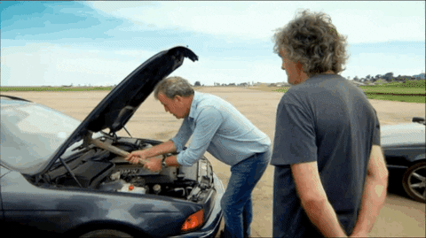 Persona tratando de reparar un auto