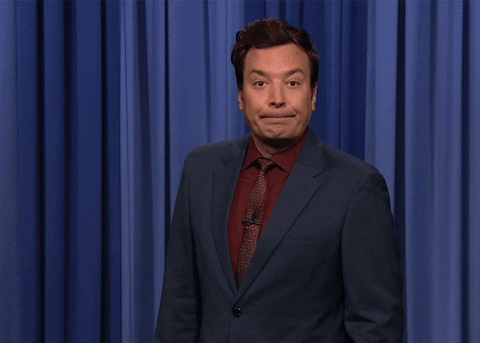 Tv-gif. Jimmy Fallon als gastheer van de Tonight Show staat tijdens zijn monoloog voor een set blauwe gordijnen en legt zijn hand op zijn borst terwijl hij uitroept wat de tekst luidt: "Persoonlijk ben ik geschokt!"