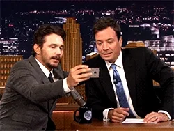{Graphiste et agence de communication en marketing digitale} - {Graphiste à votre service} - - photo james franco selfie GIF {Graphiste et agence de communication en marketing digitale} - {Collectif graphiste} - {UNIXEL MARKETING}