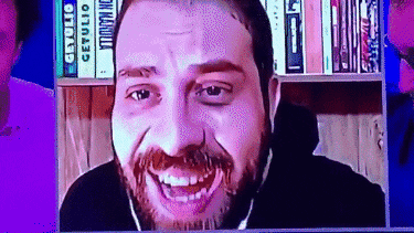 Menino não segura a risada durante a reza do terço ao vivo ( Vídeo  original) on Make a GIF