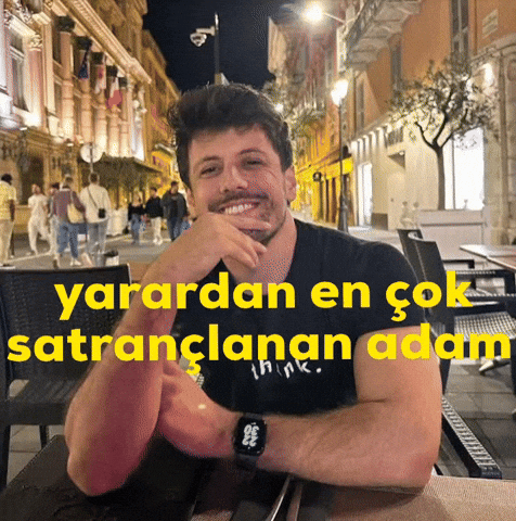 Yarardan En Çok Satrançlanan Adam GIF