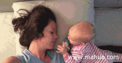 Pohyblivý obrázek se spící matkou, do které šťouchá malé miminko. 