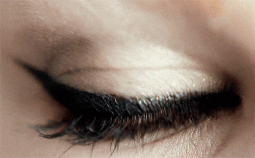 Zoom sur un oeil qui cligne 
