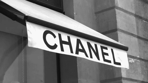 Gif de fachada de loja da Chanel.