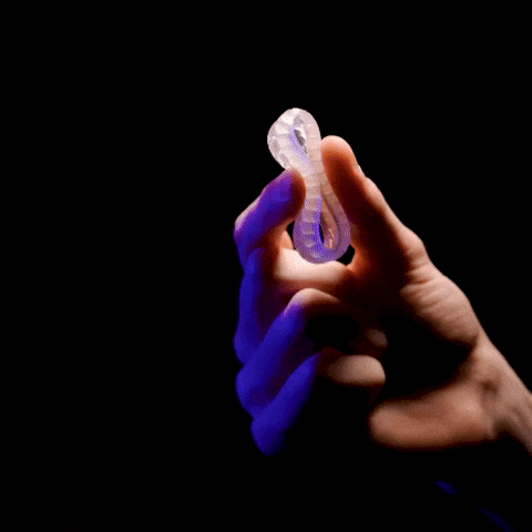 Animación de una mano sujetando un aro flexible impreso en 3D. Dobla y suelta los dedos en bucle para demostrar la flexibilidad del filamento.