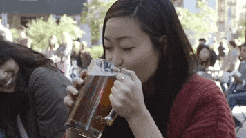 Image result for mujeres tomando cerveza gif