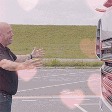 GIF Hugging Love od Daimler Truck