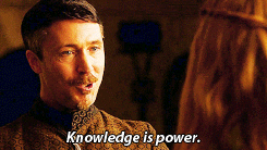 Personagem de Game of thrones Mindinho dizendo para Sansa que conhecimento é poder