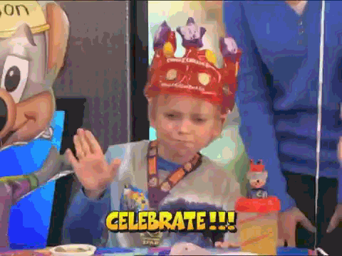 Pohyblivý gif s malým tancujícím chlapcem s korunou z papíru a nápisem Celebrate!