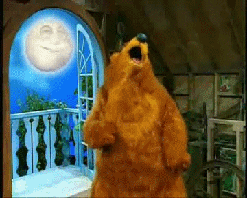 Gif s tancujícím medvědem a pohybujícím se měsícem s obličejem.