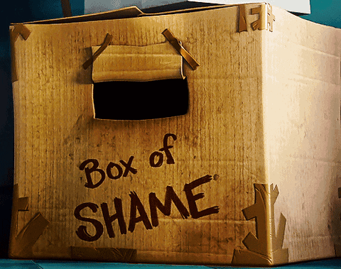 Caixa da vergonha: uma menina aparece olhando por um buraco da caixa, como uma forma de pedir desculpas.