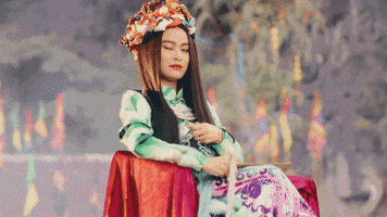Hoang Thuy Linh GIF