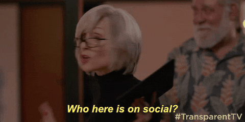 Gif mit Frau, die fragt: "Who here is on social?" 