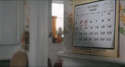 Ppersona viendo un calendario