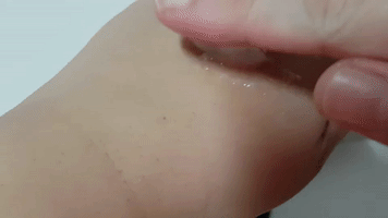 riihpuniao hair scalp the body shop the body shop fuji green tea refreshingly purifying cleansing hair scrub GIF