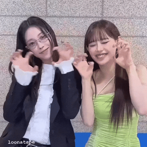 Chuu Loona GIF