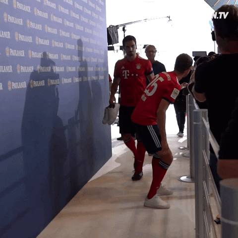mats hummels lol GIF by FC Bayern Munich