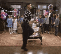 Tancující Will Smith ze seriálu Fresh princ, v obývacím pokoji, před skupinou lidí.