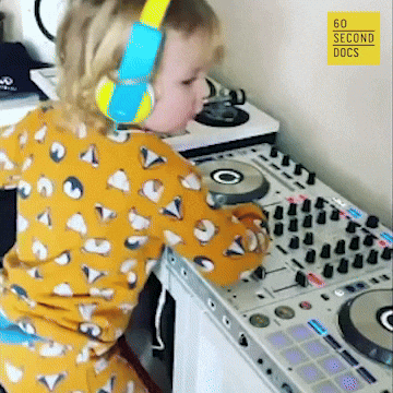 Pohyblivý gif s dítětem se sluchátky, hrající na mixážní pult. 