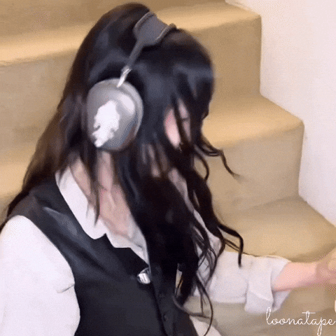 Loona Yves GIF