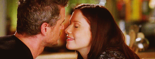「kiss look at each other gif」的圖片搜尋結果"