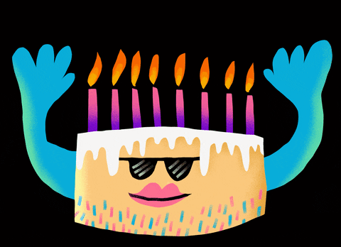Animovaný pohyblivý obrázek s usmívajícím se dortem se slunečními brýlemi a svíčkami, který zdvihá ruce vzhůru.