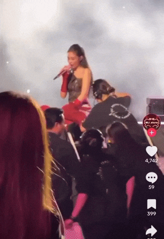 Дженни из BLACKPINK обвинили в грубости на концерте за требование к персоналу завязать ей ботинки: «Она не может сама?»
