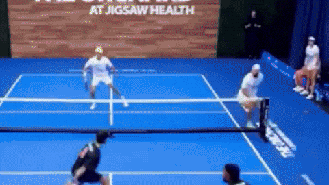 Thực hiện cú Erne trong pickleball