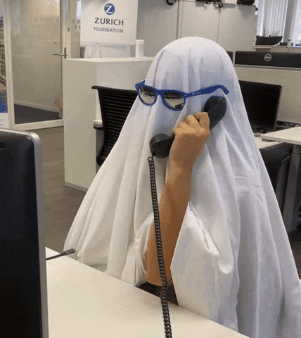 News Sebrae - Edição 65 - Imagem de pessoa fantasiada de fantasma, em um escritório, falando ao telefone.