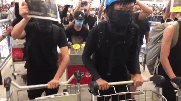 Hong Kong Airport Demonstrators Impede Police Vans, Clash With Officers in Riot Gear