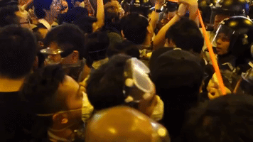 Hong Kong Police Use Pepper Spray on Mong Kok Protesters