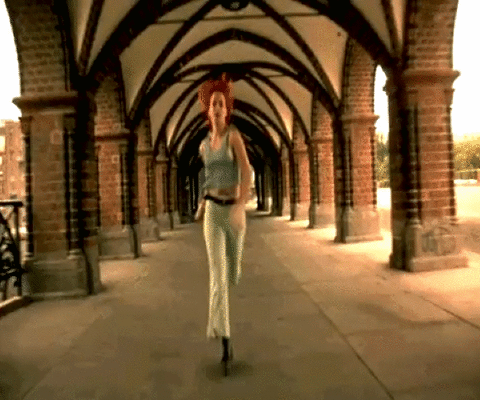 lola bezi o zivot GIF