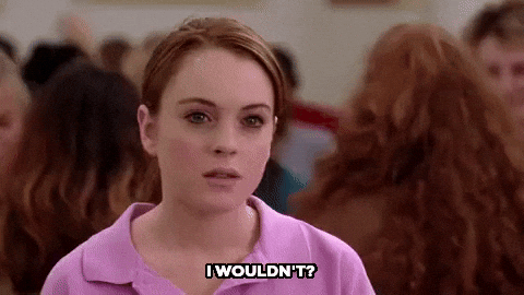 DESCRIÇÃO DA IMAGEM: personagem Cady do filme Mean Girls, vestindo uma camiseta cor-de-rosa dizendo "I wouldn't?" de forma confusa, olhando para alguém além da dela.

inFlux English School: O que significa "I wouldn't put it past him" em inglês?