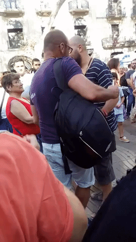 'I Am Muslim, I Am Not a Terrorist' - Man Offers Hugs on La Rambla