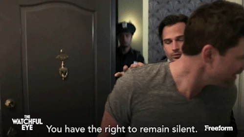 You have the right to remain silent. Você tem o direito de permanecer em silêncio.