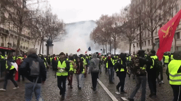 Yellow Vest Demonstrators Climb Arc de Triomphe as Protests Escalate