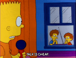 DESCRIÇÃO DA IMAGEM: cena de Os Simpsons, temporada 3, Episódio 13, onde Bart diz "Talk is cheap" em um microfone enquanto observa Rod e Todd Flanders por uma janela.

inFlux English School: Como se diz "é fácil falar" em inglês?