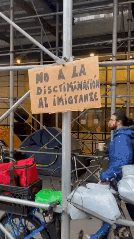 Migrants Set Up Tents Outside of Manhattan Hotel to Protest Relocation