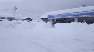 Hundreds of Vehicles Trapped on Highway by Thick Snow in Japan's Fukui Prefecture