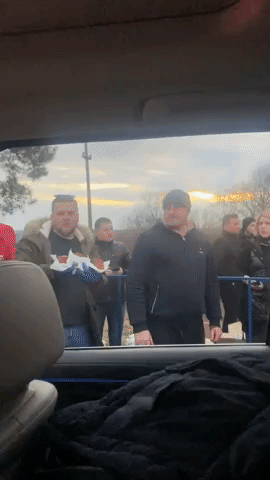 Ukrainian Musician Welcomed at Romanian Border With Food and Water